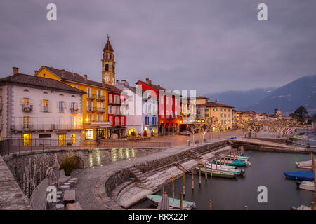 Ascona Città Vecchia e il porto sul Lago Maggiore Lago nelle Alpi svizzere montagne, Svizzera Foto Stock