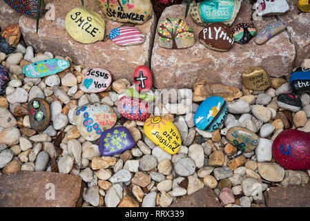 Il giardino di pietra al Lake City Florida Veterans Administration Medical Center. Le pietre sono dipinti a mano e collocato in un piccolo giardino vicino all'entr Foto Stock