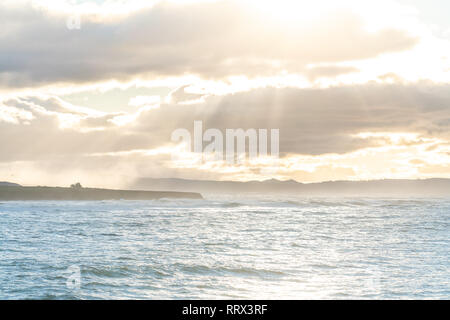 Sun flussi di luce attraverso il troncaggio di nuvole sopra la costa Californiana nei pressi di Cambria, San Simeone e Big Sur. La creazione di una vista mozzafiato da una vista. Foto Stock