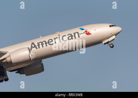 American Airlines aereo jet aereo decollo dall'Aeroporto Heathrow di Londra, Regno Unito. Compagnia aerea della partenza del volo Foto Stock