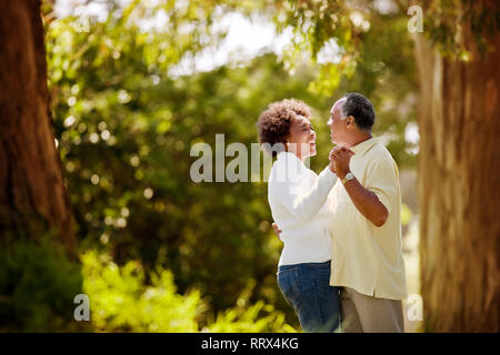 Donna di mezza età ballare con suo marito nella foresta. Foto Stock
