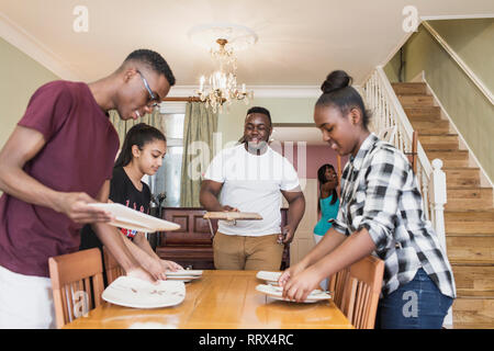 Fratelli adolescenti nella tabella di impostazione Foto Stock