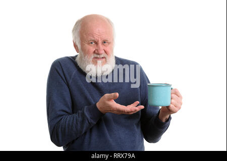 Infelice uomo anziano con tazza di bad tè o caffè isolato su bianco Foto Stock