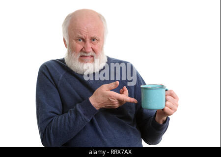 Infelice uomo anziano con tazza di bad tè o caffè isolato su bianco Foto Stock