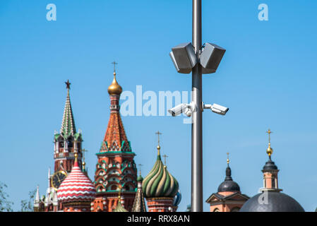 Multi-angolo telecamere TVCC con il Cremlino di Mosca in background Foto Stock