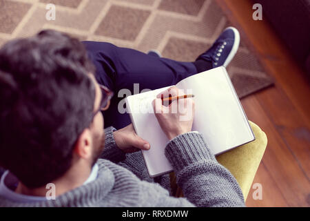 Vista dall'alto di un grave smart uomo iscritto Foto Stock