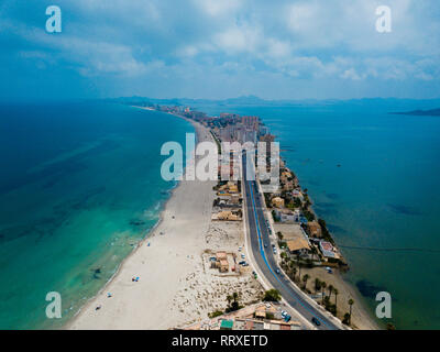 Antenna fuco vista di edifici del comune e la riva del mare in laguna turchese Foto Stock