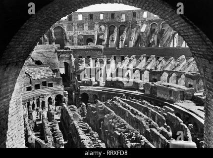 Viaggi a Roma - Italia negli anni cinquanta - Vista del Colosseo di Roma. Foto Erich Andres Foto Stock