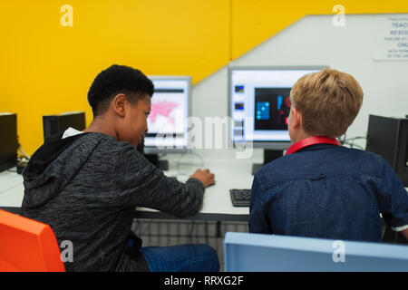 Junior ad alto ragazzo gli studenti utilizzano i computer in laboratorio informatico Foto Stock