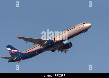 Aeroflot Russian Airlines Airbus A321 aereo jet piano VP-BDC il decollo dall'Aeroporto Heathrow di Londra UK. Compagnia aerea della partenza del volo. Chiamato V Alekseev Foto Stock