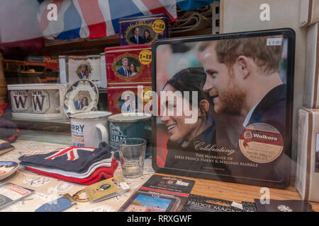 Royal Wedding memorabilia seguendo le nozze del principe Harry e Meghan Markle nella vetrina di un negozio, città di York, North Yorkshire, Regno Unito. Foto Stock