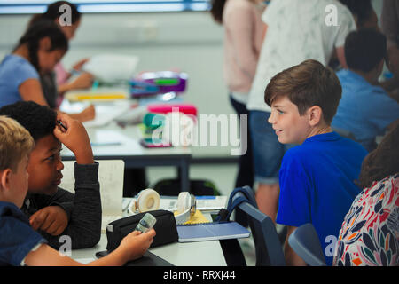 Junior high school boy gli studenti a parlare in Aula Foto Stock