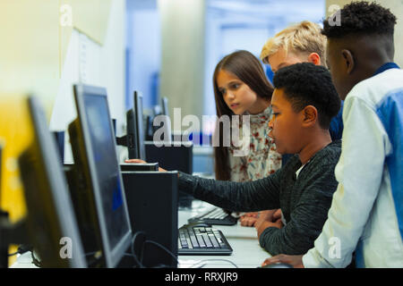 Junior alta degli studenti che utilizzano computer in laboratorio informatico Foto Stock