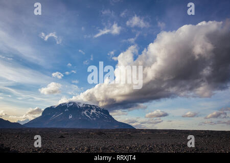 Le nubi sulla Herdubreid tuya (flat-sormontato ripide facciate vulcano) montagna in Ódáðahraun campo di lava, highlands del nord-est dell'Islanda Islanda, scandinavi Foto Stock