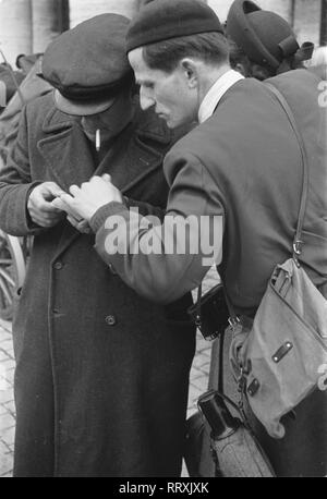 Italien - Cabman e turistico a Piazza San Pietro a Roma, 1950. Foto di Erich Andres Italia, Italia, Roma, viaggio, viaggio,1950, Piazza San Pietro e Piazza San Pietro, turistiche, cabman, vetturino Italien, Rom, 1950, Droschkenkutscher und Tourist auf dem Petersplatz Foto Stock