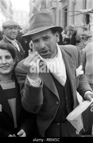 Viaggiare a Napoli - Italia negli anni cinquanta - tipico napoletano. Neapolitaner Gestikulierender. Foto Erich Andres Foto Stock