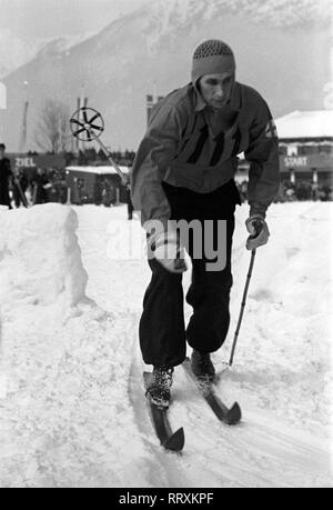 Olimpiadi invernali 1936 - Germania, il Terzo Reich - Giochi Olimpici Invernali, Olimpiadi Invernali 1936 a Garmisch-Partenkirchen. La combinata nordica - atleta di sci di fondo presso lo Stadio Olimpico. Immagine data febbraio 1936. Foto Erich Andres Foto Stock