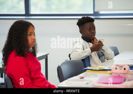 Junior high school di ascolto gli studenti in aula Foto Stock