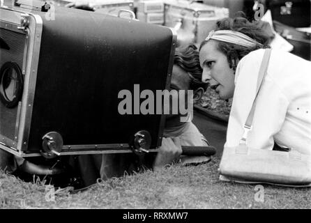 Olimpiadi di estate 1936 - Germania, il Terzo Reich - Giochi Olimpici, Olimpiadi di estate 1936 a Berlino. Il tedesco film del regista e attrice Leni Riefenstahl con il cameraman Walter Fentz (?) nell'Olympic arena - durante le riprese di ' ' Olympia. Data dell'immagine Agosto 1936. Foto Erich Andres Foto Stock