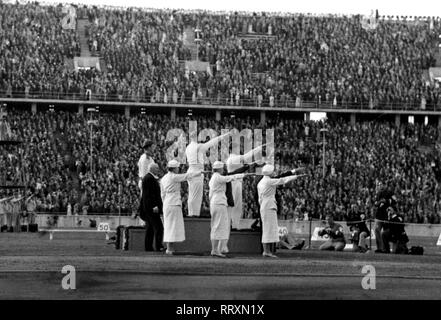 Olimpiadi di estate 1936 - Germania, il Terzo Reich - Giochi Olimpici, Olimpiadi di estate 1936 a Berlino. Cerimonia di premiazione presso lo Stadio Olimpico - Hitler Salut degli atleti tedeschi. Data dell'immagine Agosto 1936. Foto Erich Andres Foto Stock