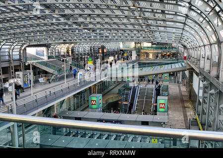 Torino Piemonte, Italia. Febbraio 2019. Dalla stazione ferroviaria di Torino Porta Susa, moderna e futuristica struttura in vetro e acciaio. Il punto di collegamento con la città" Foto Stock