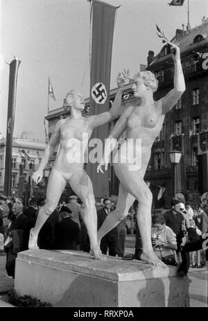 Germania - Sommerolympiade 1936 a Berlino, vorbei un Skulpturen beim Umzug durch Berlin Foto Stock