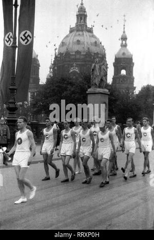 Olimpiadi di estate 1936 - Germania, il Terzo Reich - torcia olimpica - Parata di atleti tedeschi attraverso la città di Berlino per lo stadio. Data dell'immagine Agosto 1936. Die deutsche Olympiamannschaft bei einer Parade durch Berlin am Berliner Dom, Agosto 1936. Foto Erich Andres Foto Stock