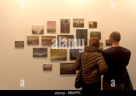 Giovane guardando un pezzo di Arte su Arte xvi Karlsruhe exhibition di classico e moderno e arte contemporanea 2019 Foto Stock