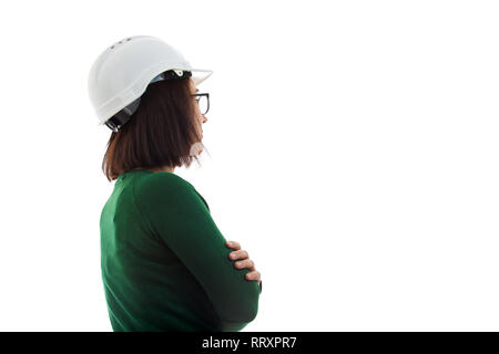 Vista posteriore del fiducioso giovane donna ingegnere indossare casco protettivo e occhiali isolate su sfondo bianco con copia spazio. Foto Stock