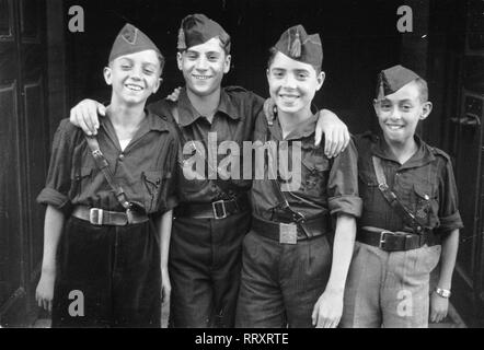 Guerra civile spagnola - Spagna nel 1937 - ragazzi nazionalista a Madrid durante la Guerra Civile spagnola (1936-1939). Foto Erich Andres Foto Stock