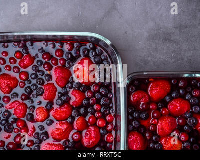 Vista dall'alto di miste di gelatine di frutta ( fragola, mirtillo, cranberry), ricca di resveratrolo e vitamina Foto Stock