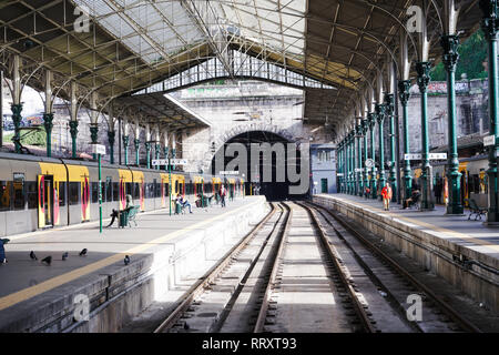 Porto, Portogallo - Dicembre 2018: Sao Bento Stazione ferroviaria durante la tranquilla giornata di sole con i pendolari in attesa per il treno. Foto Stock