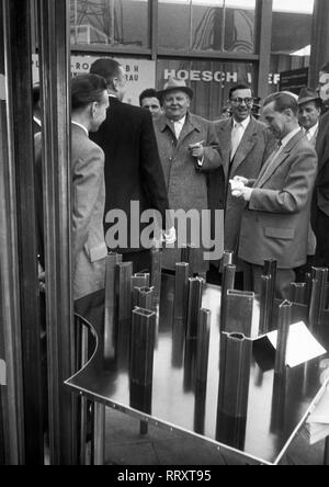 Germania - Deutsche Industriemesse 1956 a Hannover, prof. Dr. Ludwig Erhard. Foto Stock