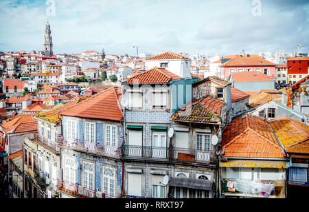Vista dal porto Cattedrale alle tipiche case storiche di Porto, con la torre della chiesa Clerigos lontana. Foto Stock