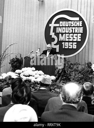 Germania - Deutsche Industriemesse 1956 a Hannover, prof. Dr. Ludwig Erhard hält die Eröffnungsansprache Foto Stock