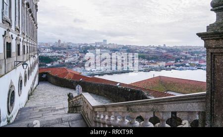 Porto, Portogallo - Dicembre 2018: vista dalla cima delle scale del Terreiro da sé, a Vila Nova de Gaia e il fiume Douro Foto Stock