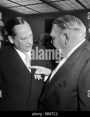 Germania - Deutsche Industriemesse 1956 a Hannover, prof. Dr. Ludwig Erhard (rechts). Foto Stock