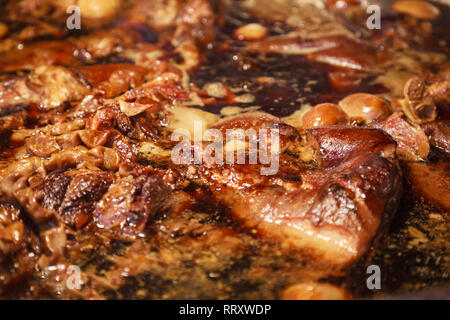 Khao Kha Moo (Khao Kha Mu), tailandese tradizionale maiale brasato di rallentare lo zampone cotto a fuoco lento in salsa di soia e spezie, mangiare con riso al vapore, dolce piccante di immersione s Foto Stock