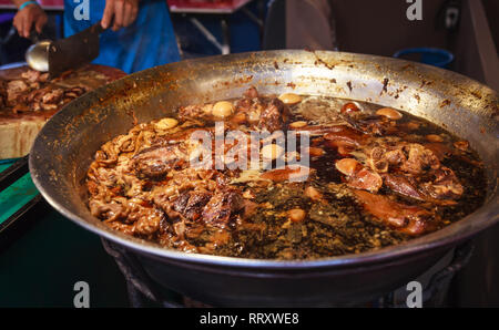 Khao Kha Moo (Khao Kha Mu), tailandese tradizionale maiale brasato di rallentare lo zampone cotto a fuoco lento in salsa di soia e spezie, mangiare con riso al vapore, dolce piccante di immersione s Foto Stock