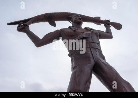 Arte pubblica scultura di Joe Barrington: 'Gar Uomo", chiamato anche "Gar Bender,' Tingley Beach, Albuquerque, Nuovo Messico 1997 Foto Stock