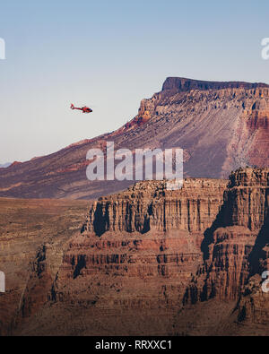 Elicottero volando sul West Rim del Grand Canyon - Arizona, Stati Uniti d'America Foto Stock