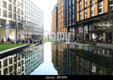 Pancras Square, nei primi giorni di sole primaverile, a Kings Cross, a nord di Londra, Regno Unito Foto Stock