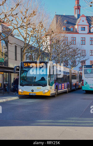 Mainz, Germania su Feb, 25 - 2019: fermata bus: Hoefchen in Mainz City con il bus di linea 54. Un autobus della MVG, l'operatore di traffico per i bus e vetture tranviarie in Foto Stock