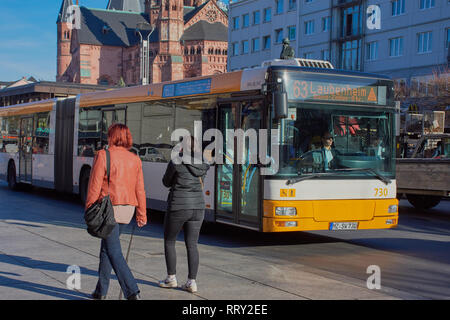 Mainz, Germania su Feb, 25 - 2019: bus linea 63 unità su strada in Mainz City. Un autobus della MVG, l'operatore di traffico per i bus e vetture tranviarie in Main Foto Stock