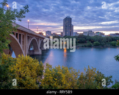 Saskatoon skyline di notte lungo il Fiume Saskatchewan. La Saskatchewan River Valley è una popolare destinazione a piedi in questo Canadian prairie city. Foto Stock