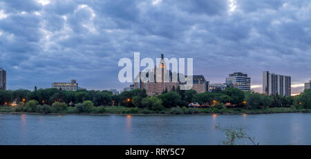 Saskatoon skyline di notte lungo il Fiume Saskatchewan. La Saskatchewan River Valley è una popolare destinazione a piedi in questo Canadian prairie city. Foto Stock