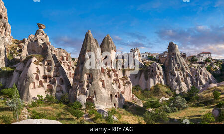 Foto e immagini della grotta di case di città in formazioni rocciose & fairy del camino di Uchisar, vicino a Goreme, Cappadocia, Nevsehir, Turchia Foto Stock