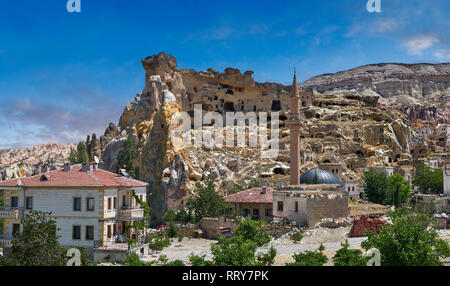 Le foto e le immagini della grotta case di città in formazioni rocciose di Cavusin, vicino a Goreme, Cappadocia, Nevsehir, Turchia Foto Stock
