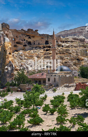 Le foto e le immagini della grotta case di città in formazioni rocciose di Cavusin, vicino a Goreme, Cappadocia, Nevsehir, Turchia Foto Stock