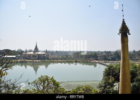 Edifici monastici in Kyauk Ka Lat sito pagoda in Hpa Un, Myanmar Foto Stock